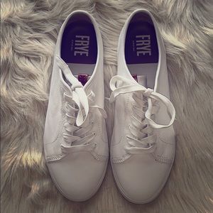 ✨✨Brand new white leather Maya Frye sneakers✨✨
